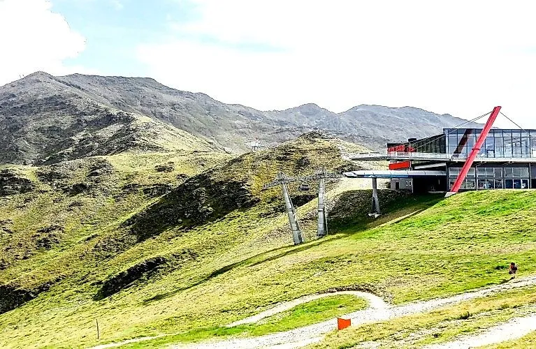 Bergstation mit Panoramaausblick an der Adlerlounge im Sommer in Kals am Großglockner