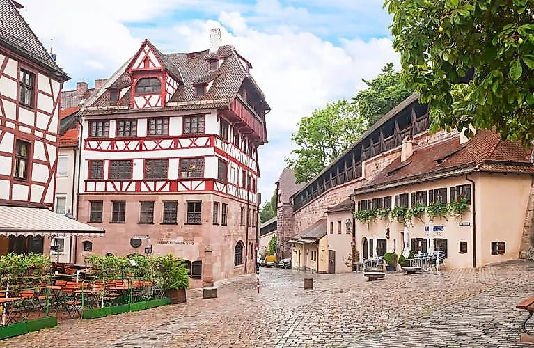 Altstadtszene mit dem Fachwerkhaus des Künstlers Albrecht Dürer in der Nürnberger Altstadt.