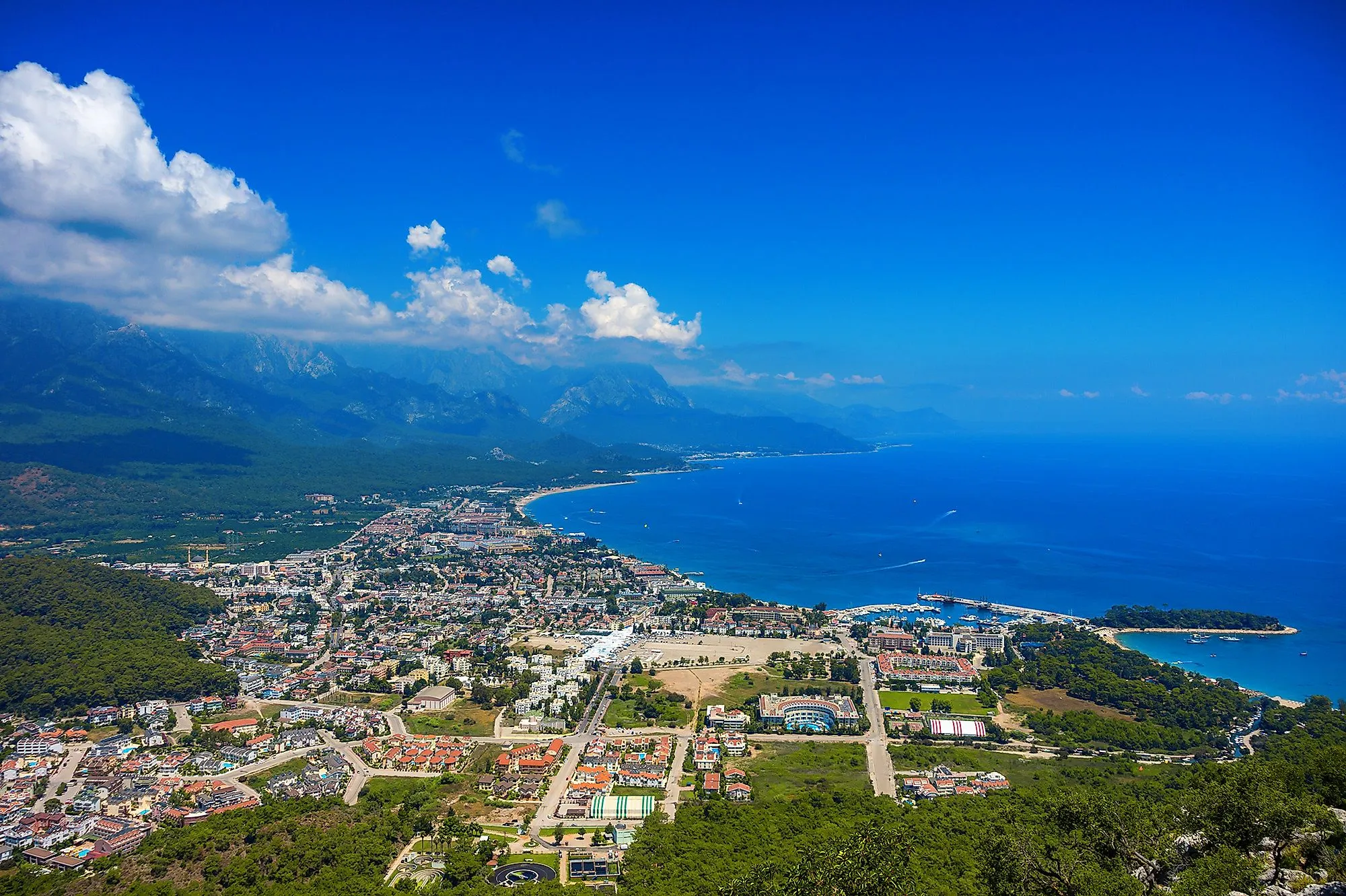 Blick auf die Küste von Kemer bei Antalya mit blauem Meer und grünen Bergen