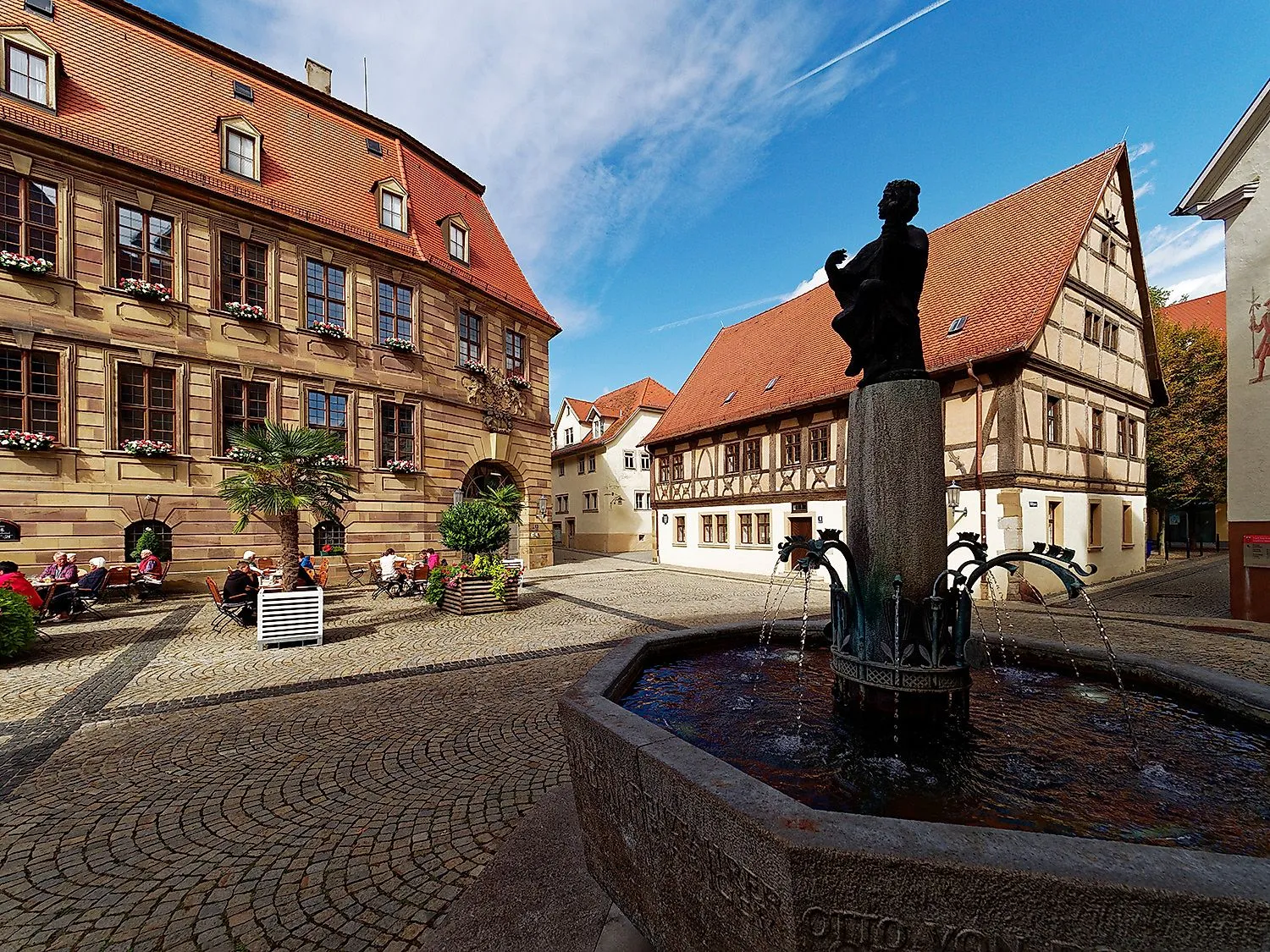 Rathausplatz Bad Kissingen mit Otto von Bismarck Brunnen und Fachwerkhäusern