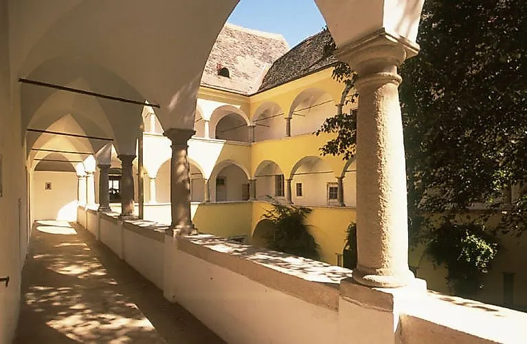 Vnútorné nádvorie paláca Herberstorff v Bad Radkersburgu s historickou architektúrou a arkádami.