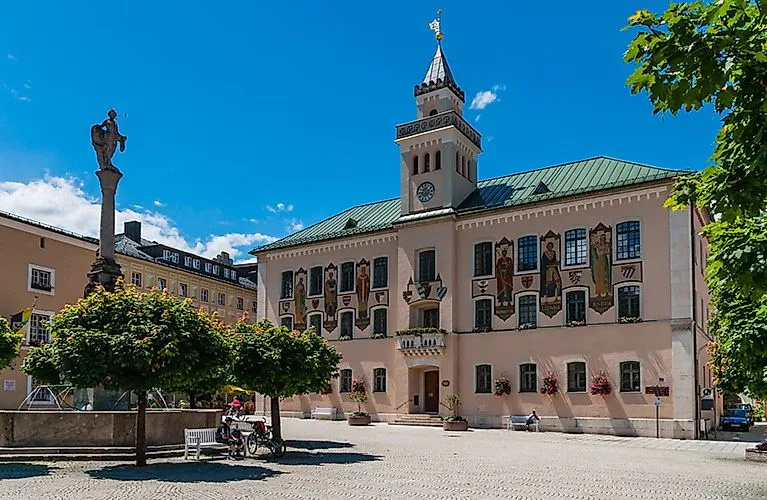 Das historische Rathaus in Bad Reichenhall an einem sonnigen Sommertag