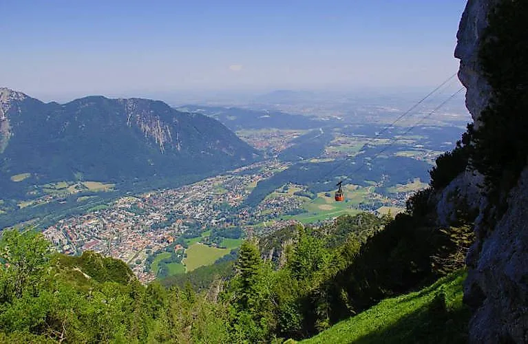 Blick vom Predigstuhl auf die grünen Wälder im Tal und auf den Kurort Bad Reichenhall 