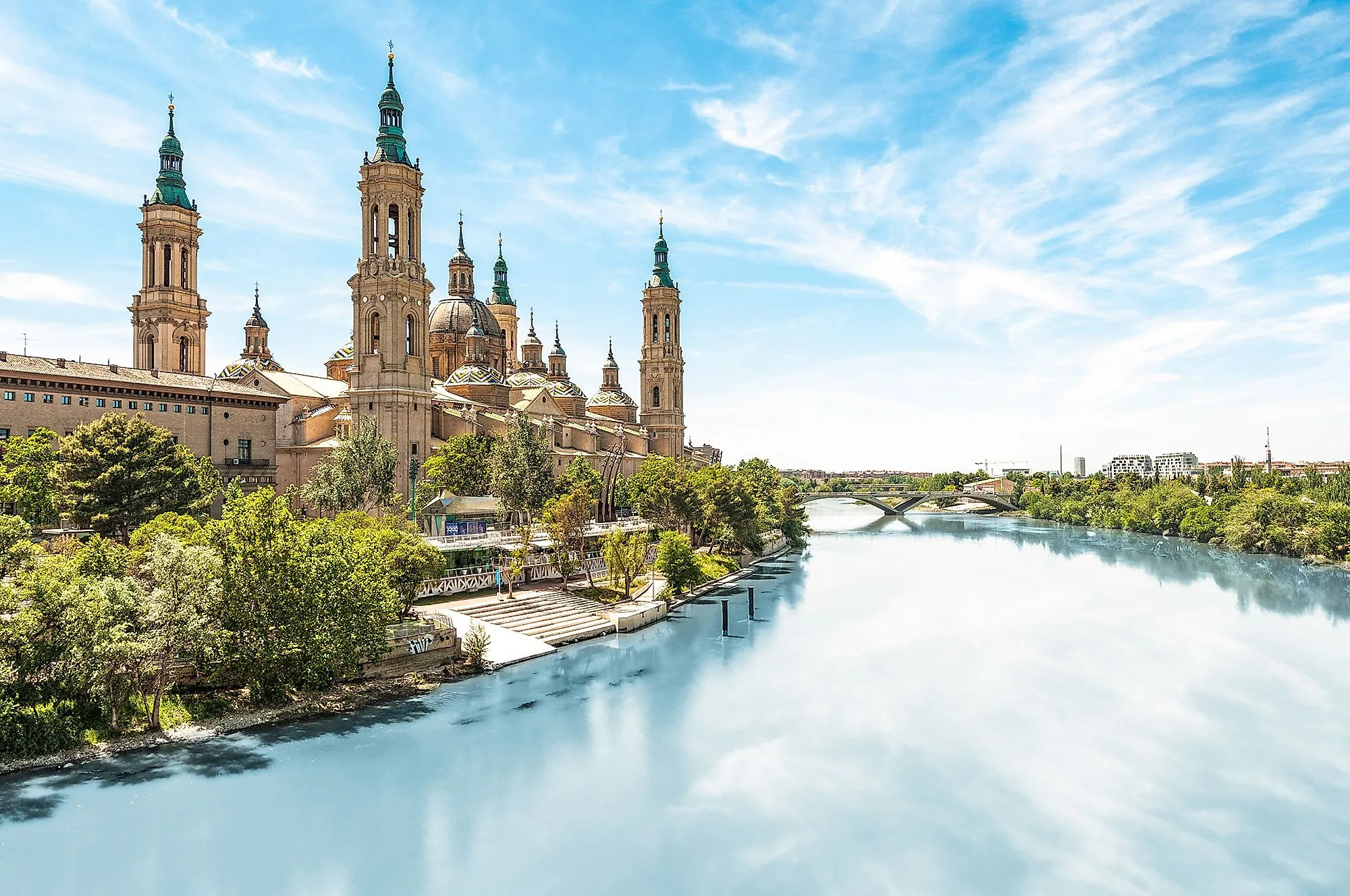 Basilika del Pilar in Zaragoza am Fluss Ebro unter blauem Himmel