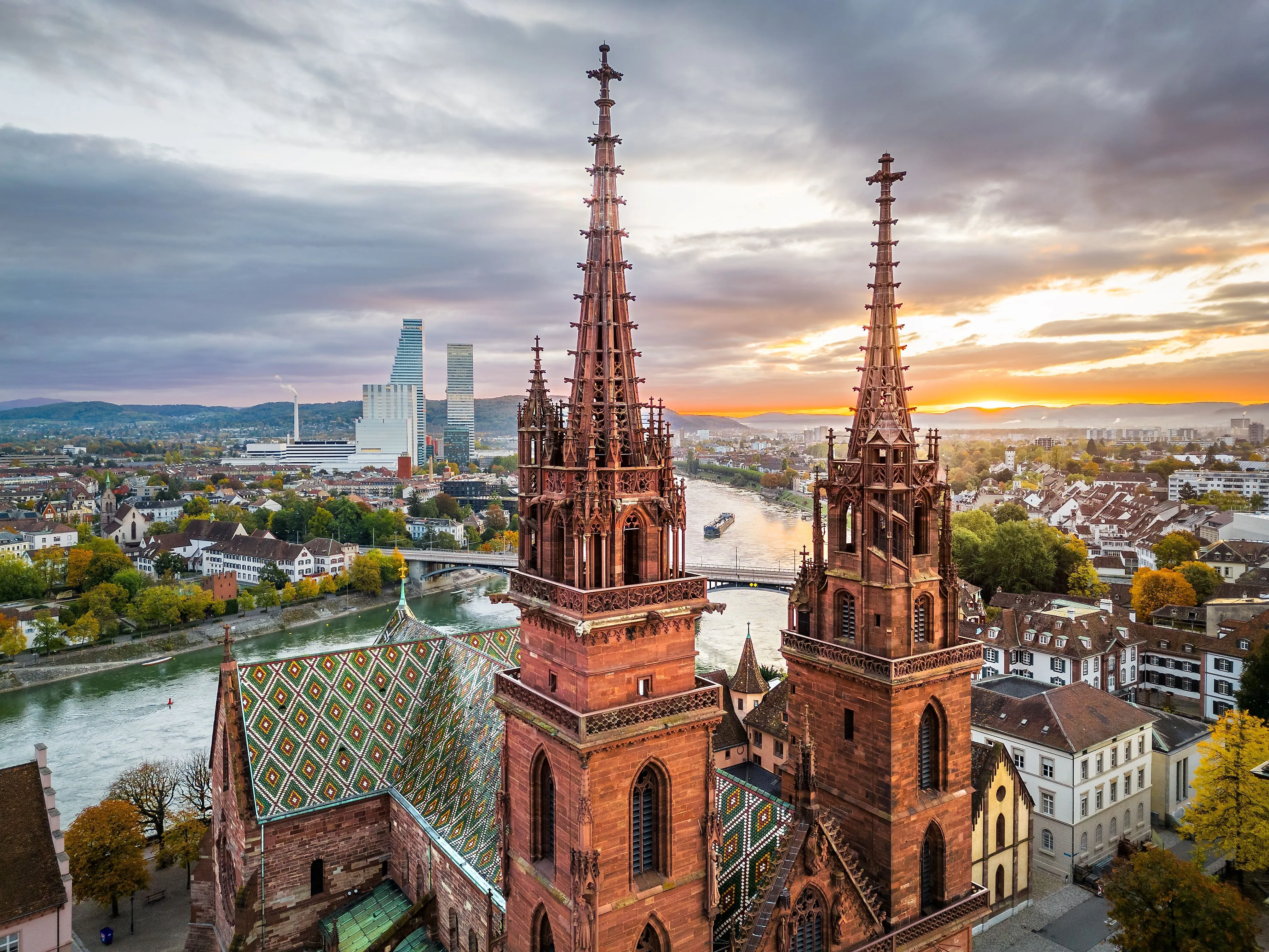 Blick über den Rhein auf das Basler Münster und die Altstadt von Basel mit Bäumen