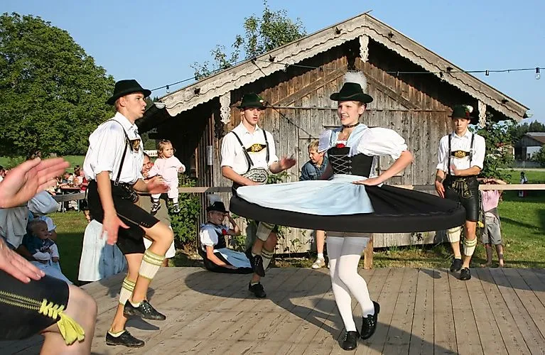 Trachtengruppe beim bayerischen Volkstanz auf einer Holzbühne in Bad Endorf