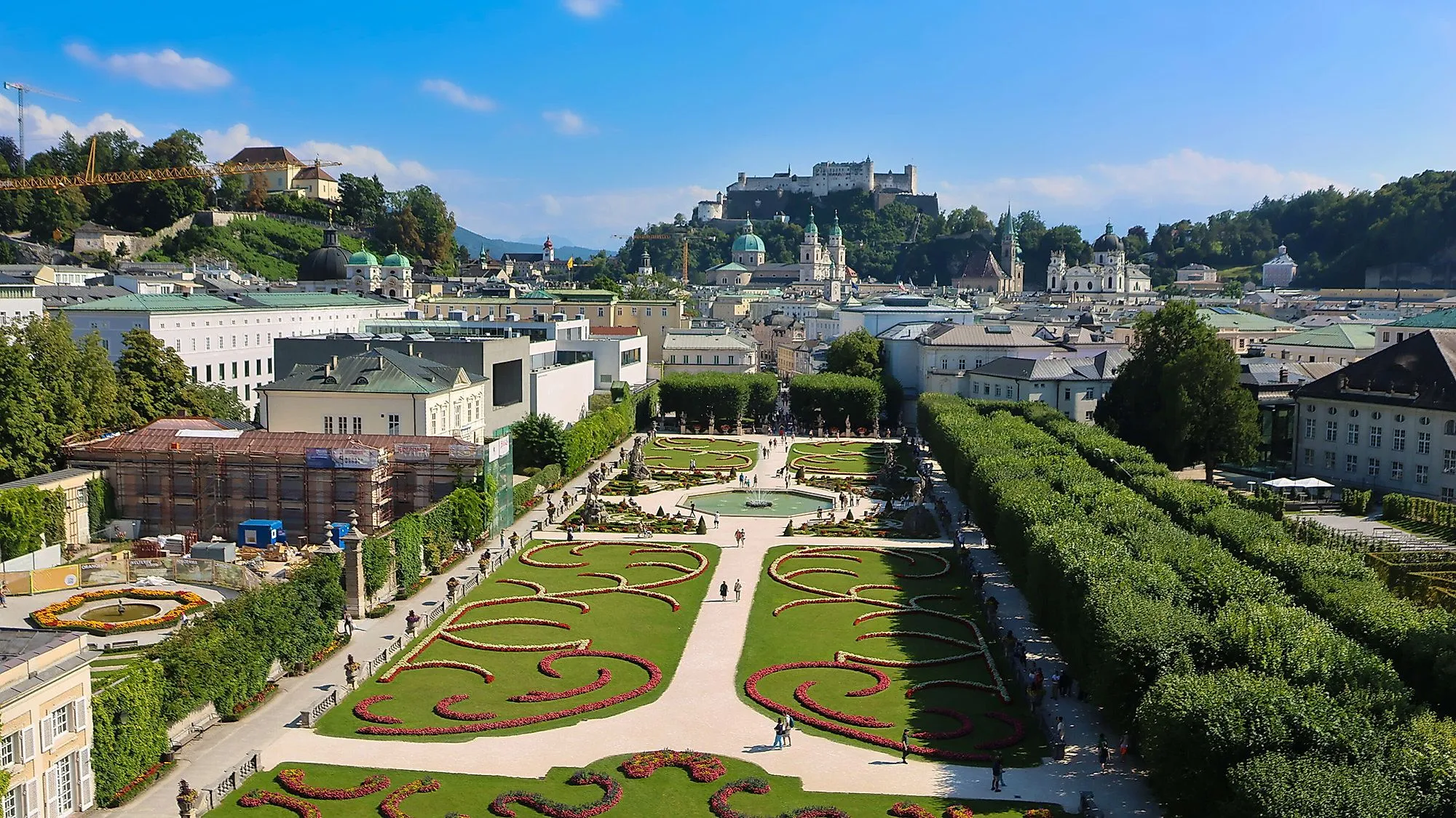 Panoramablick über den Mirabellgarten mit Blick auf die Salzburger Altstadt und Festung Hohensalzburg.
