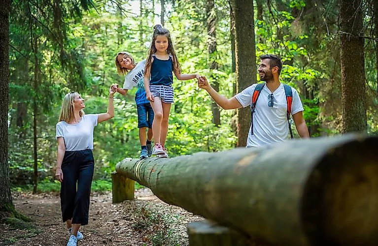 Familie auf dem Seerundweg im Ilztal in wunderbarer Landschaft