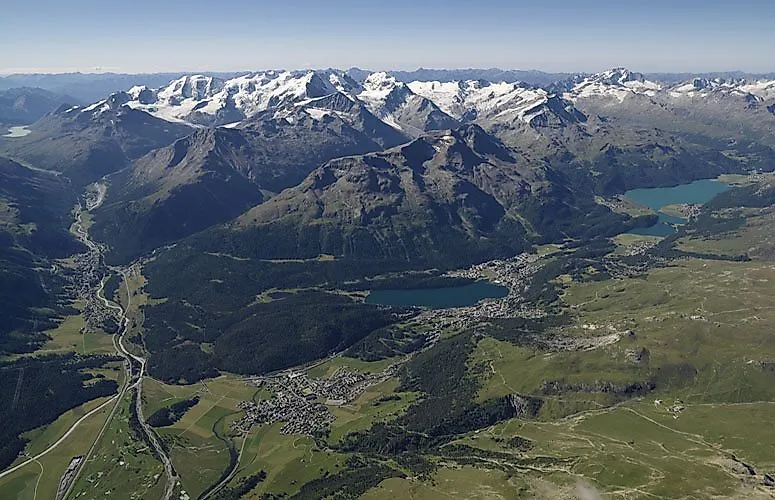 Luftaufnahme von St. Moritz mit Blick auf die Oberengadiner Seenlandschaft und die umliegenden Alpen im Sommer.
