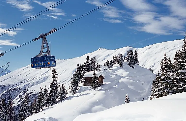 Winterliche Seilbahnfahrt in der Aletsch Arena mit Blick auf verschneite Berge und Wälder bei der Bettmeralp in der Schweiz.