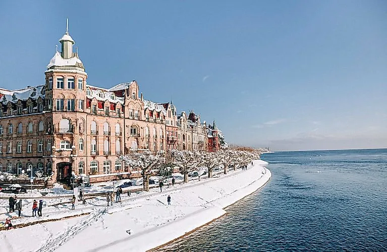 Historische Gebäude und Bodenseeufer in Konstanz unter Schneedecke