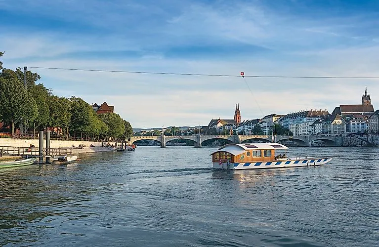 Bootsfahrt auf dem Rhein in Basel vor historischer Altstadtkulisse mit Blick auf Münster und Mittlere Rheinbrücke