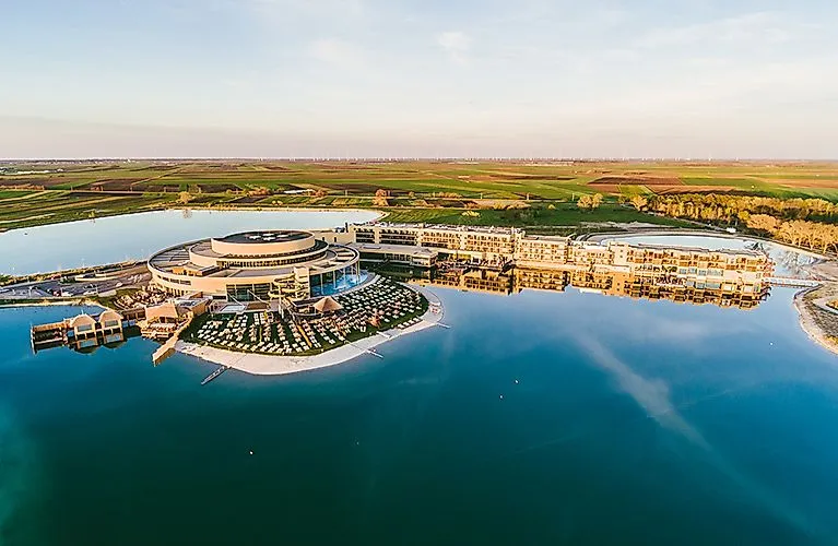 Luftaufnahme der St. Martins Therme & Lodge am Neusiedler See mit umliegender Landschaft