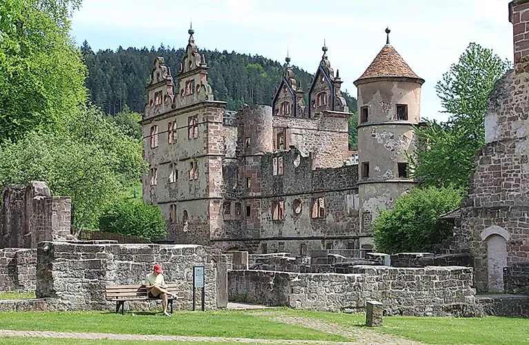 Ruinen des Klosters Hirsau bei Calw mit Besucher auf Parkbank