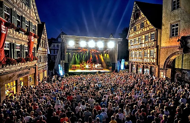 Calw rockt: Livekonzert auf dem Marktplatz mit Fachwerkkulisse und großer Menschenmenge bei Nacht