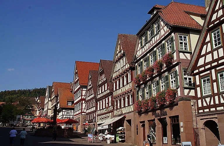 Fachwerkhäuser am Marktplatz von Calw im Schwarzwald bei Sonnenschein
