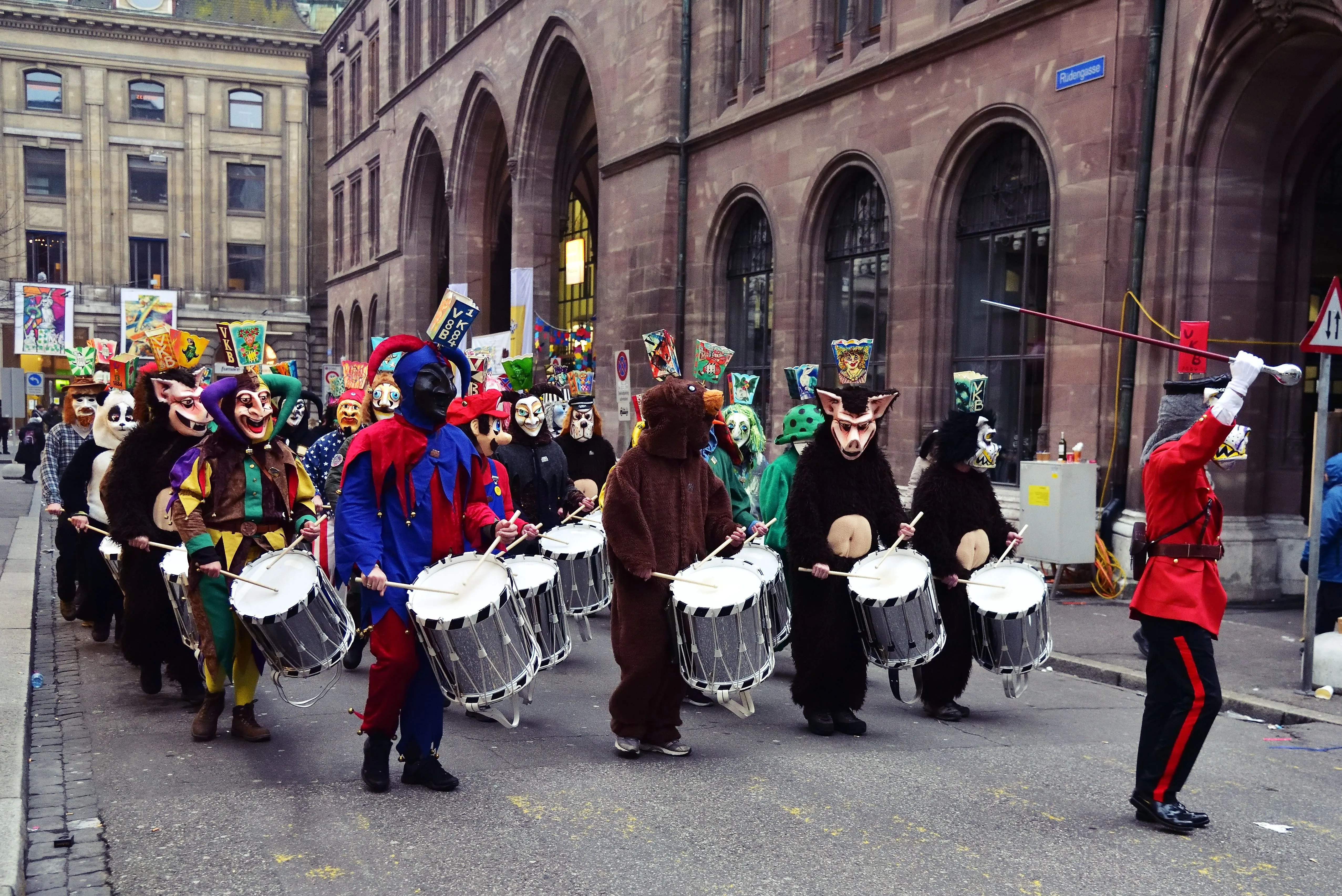 Maskierte Trommler bei der Basler Fasnacht in der Altstadt – traditionelles UNESCO-Kulturerbe mit farbenfrohen Kostümen