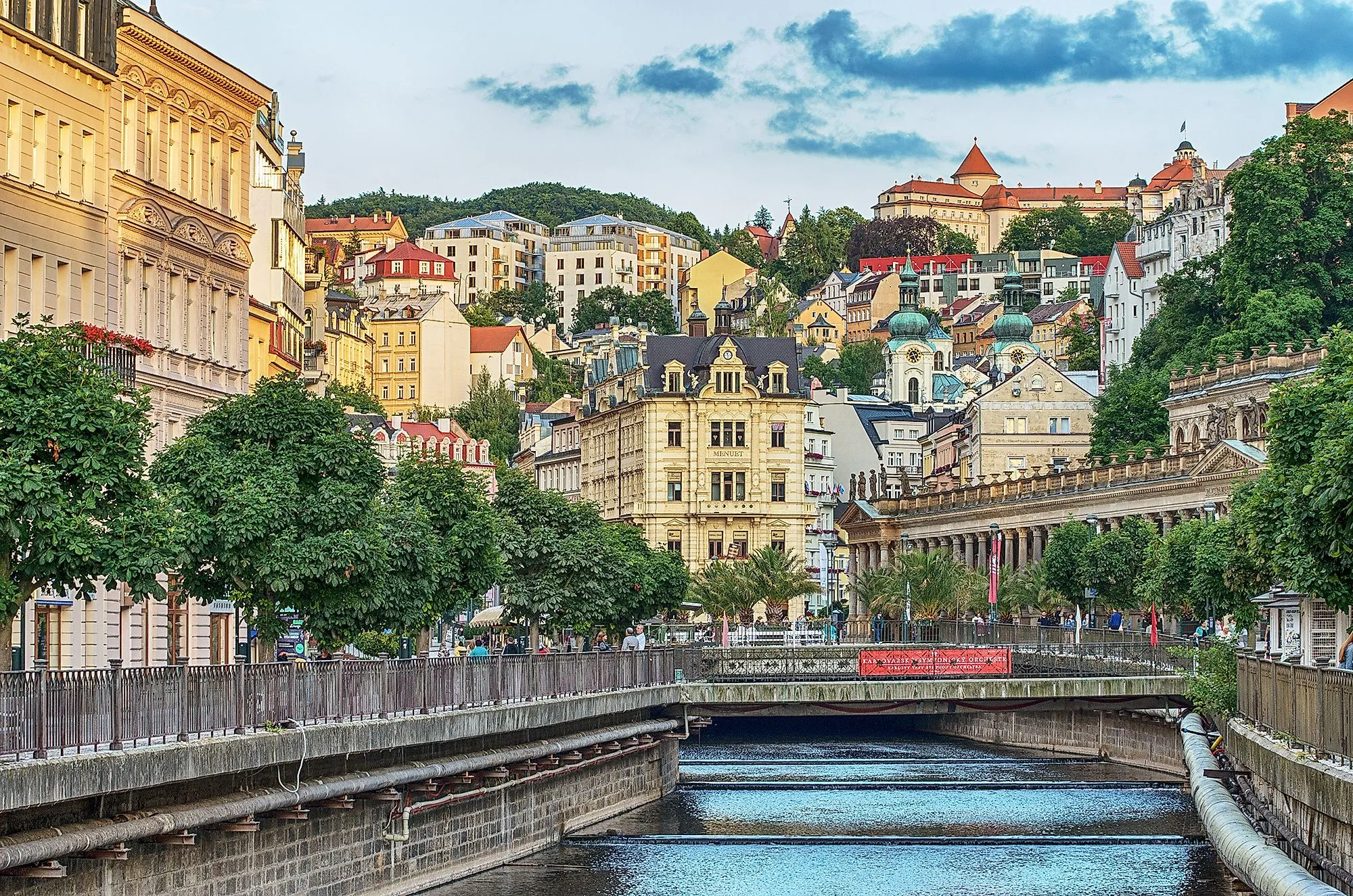 Karlsbader Altstadt mit prächtigen Fassaden, Kolonnaden und Blick auf das Schloss.