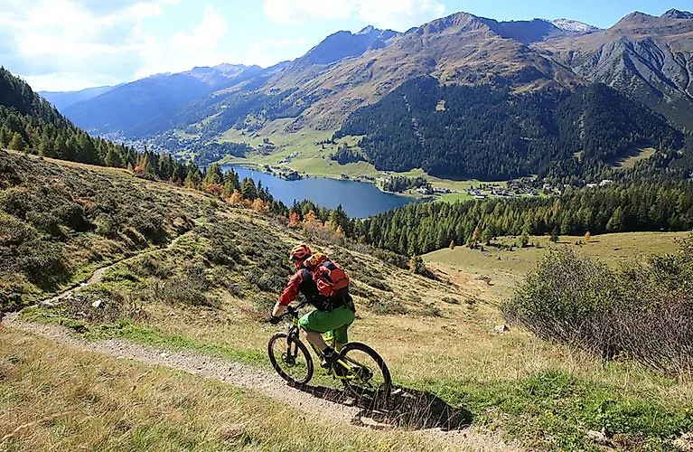Mountainbiker auf einem Panorama-Trail oberhalb des Davoser Sees in herbstlicher Landschaft bei Klosters