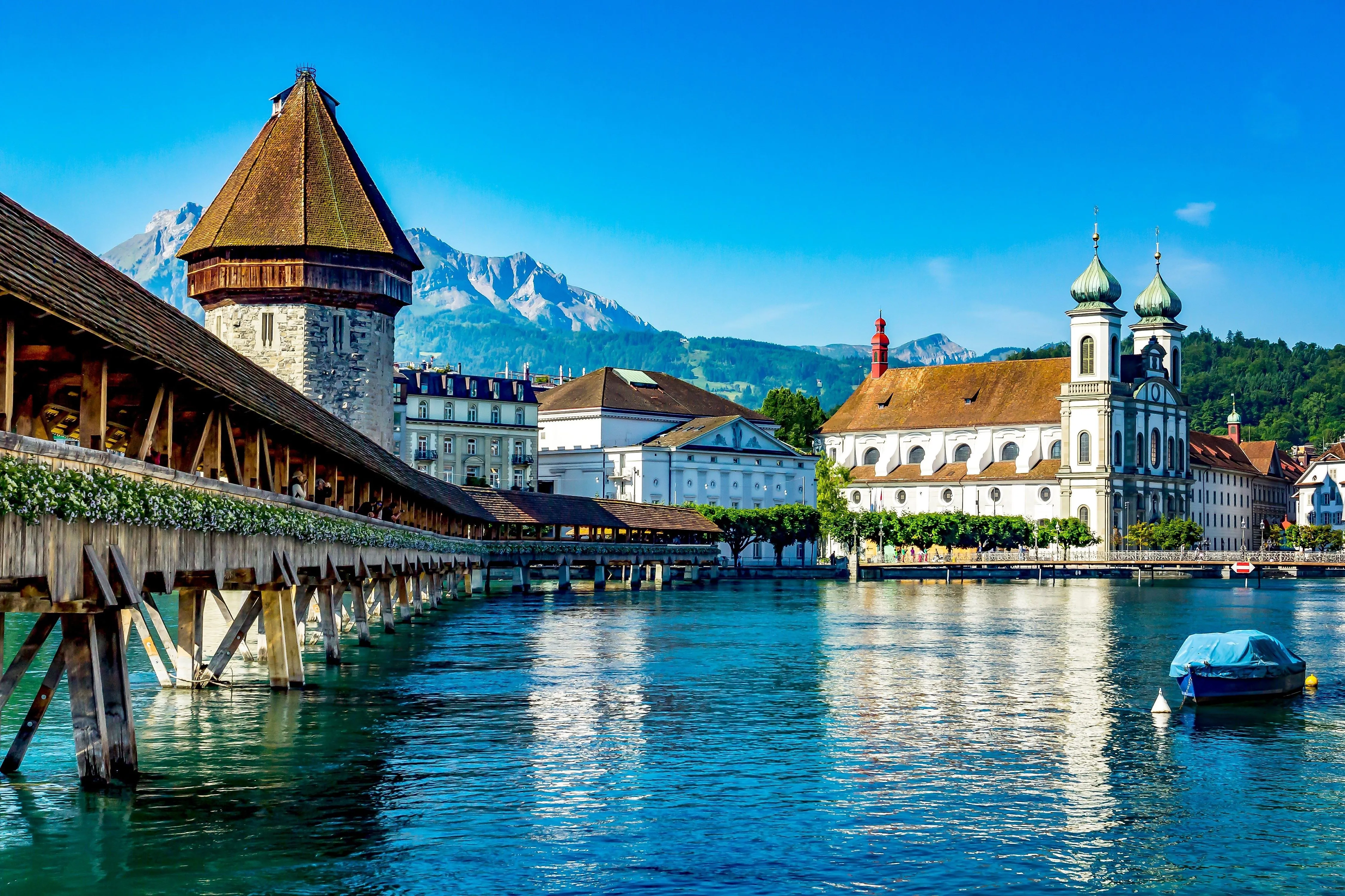 Historische Altstadt von Luzern mit Jesuitenkirche und Kapellbrücke vor Alpenkulisse