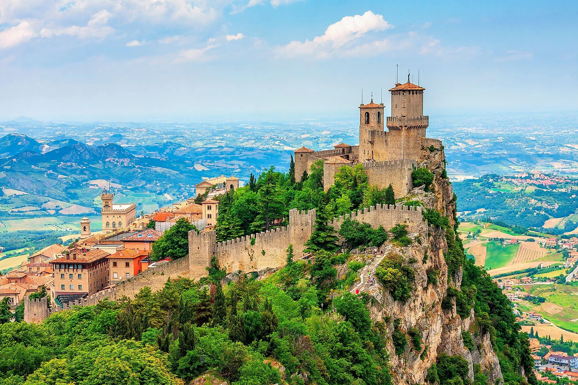 Mittelalterliche Festung Rocca della Guaita in San Marino auf steilem Felsen mit Fernblick