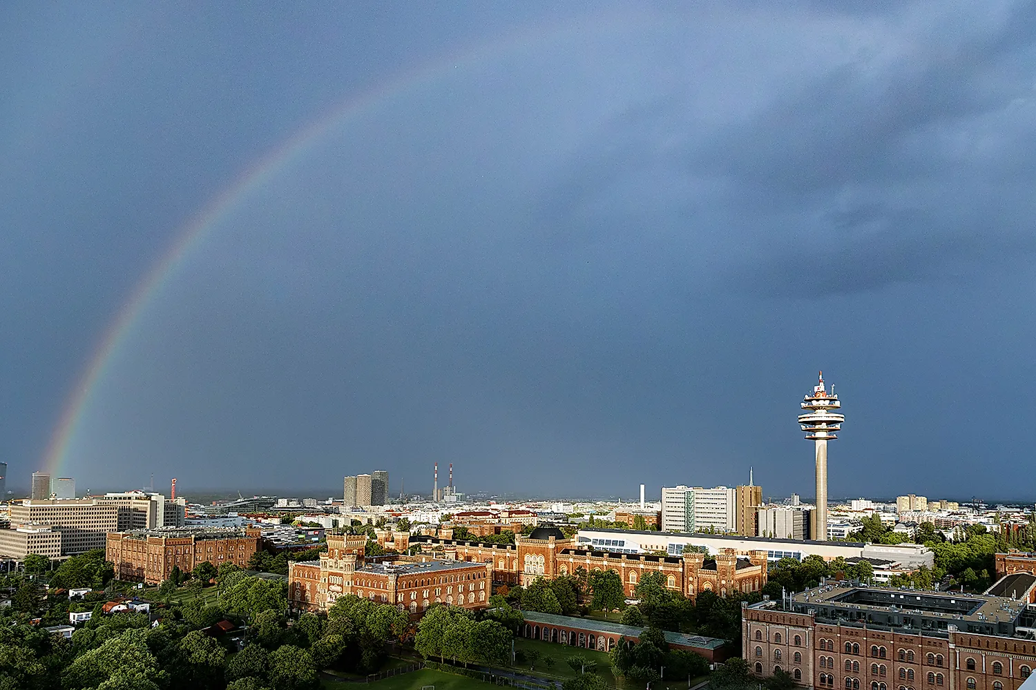 Vista su Vienna con torre del Danubio, arcobaleno e panorama della città