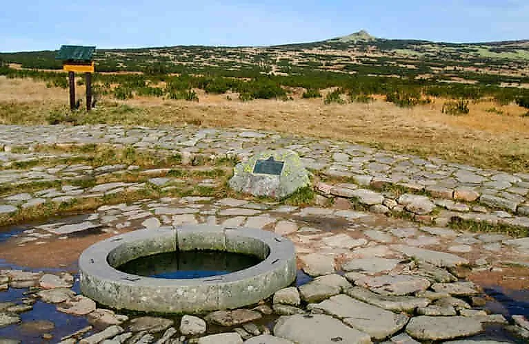 Natursteinbrunnen an der Elbquelle im Riesengebirge nahe Špindlerův Mlýn – beliebtes Wanderziel mit Infotafel
