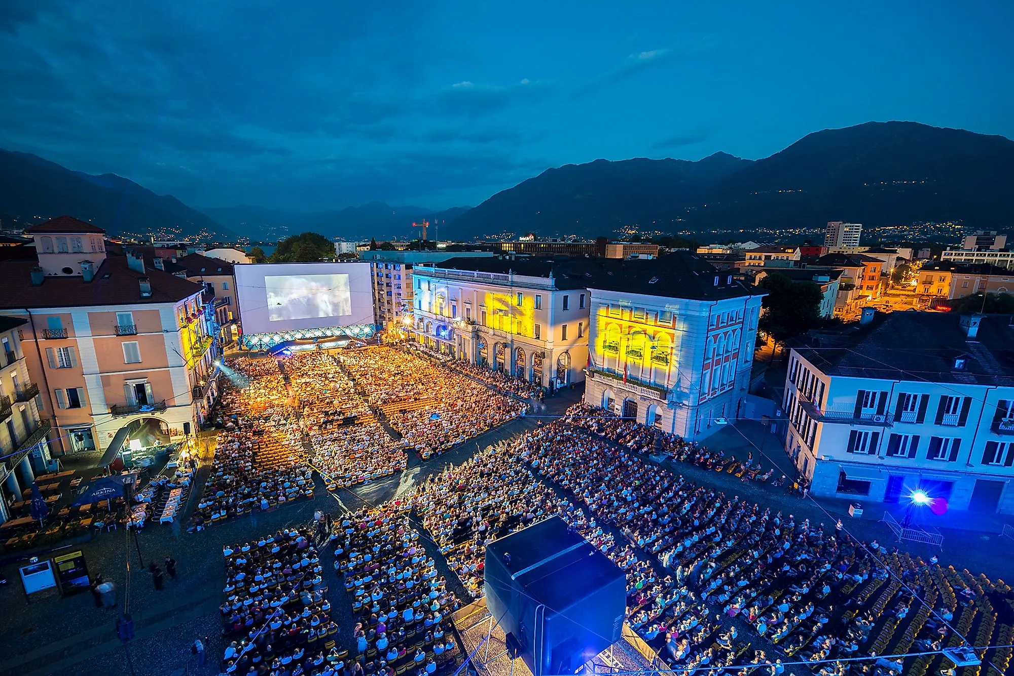 Open-Air-Kino beim Locarno Film Festival auf der Piazza Grande im Tessin