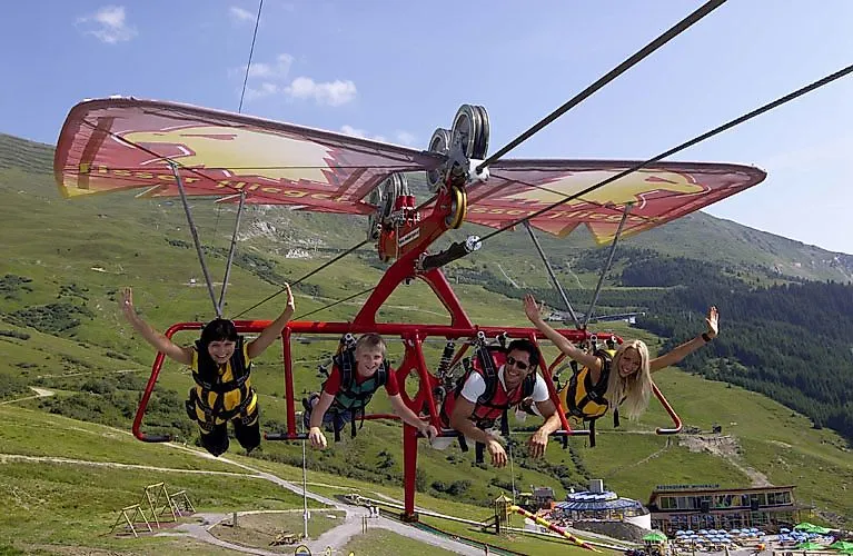 Familie beim Flug mit der Sommer-Attraktion „Serfauser Sauser“ in Serfaus.
