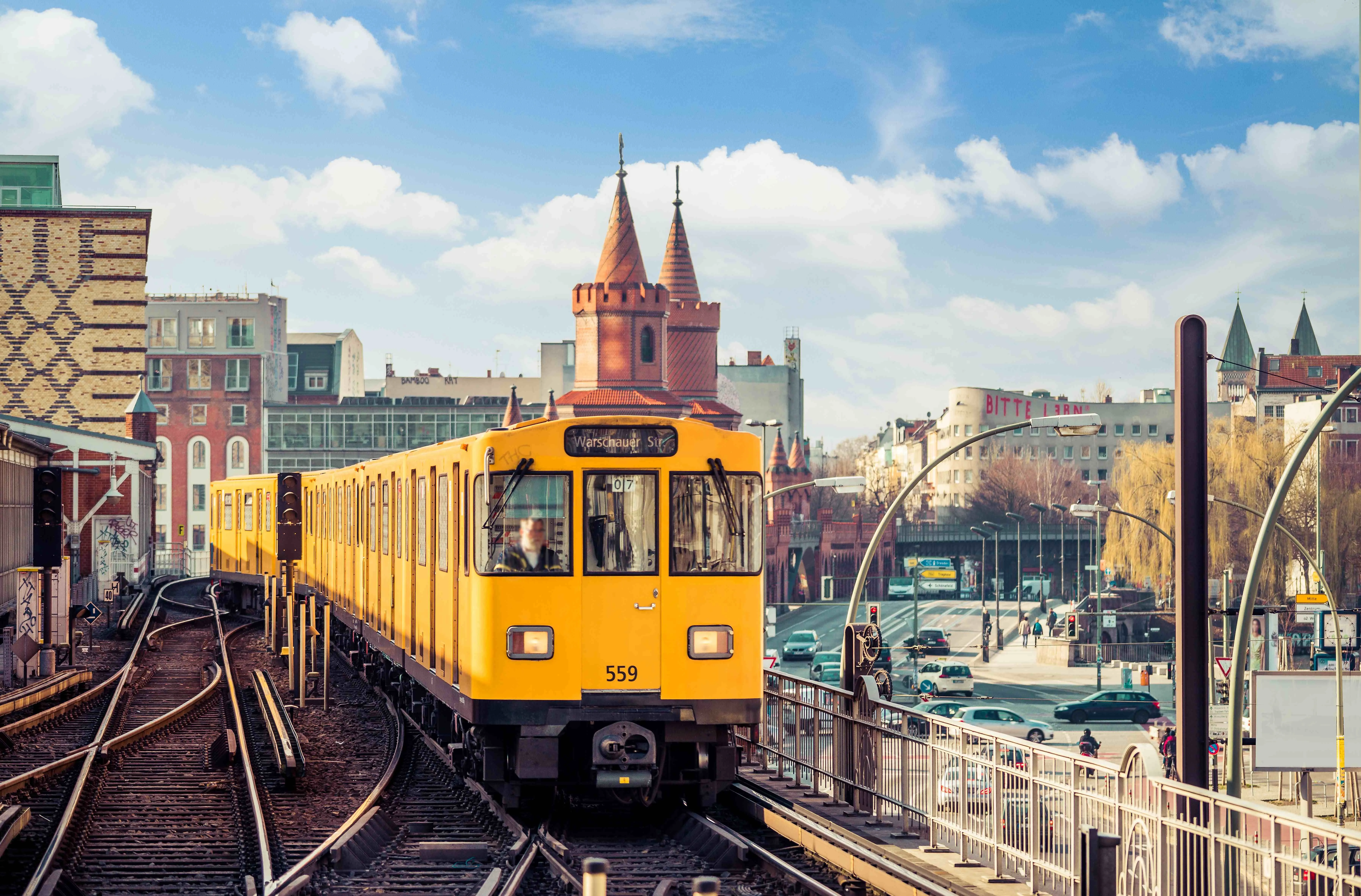 Gelbe Berliner U-Bahn vor der Oberbaumbrücke mit Blick Richtung Warschauer Straße