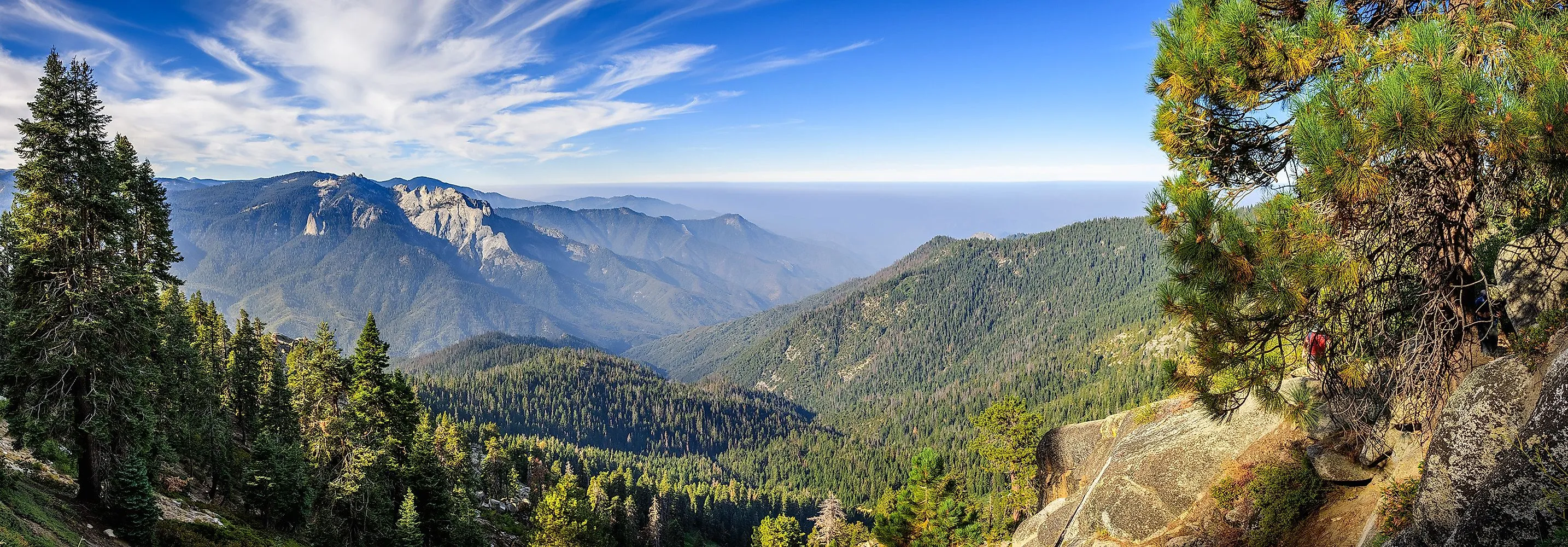 Weite Aussicht über bewaldete Berge und Täler der Sierra Nevada in Andalusien