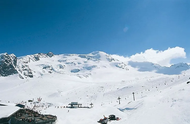 Skifahren am Kaunertaler Gletscher bei strahlendem Sonnenschein und frischem Pulverschnee