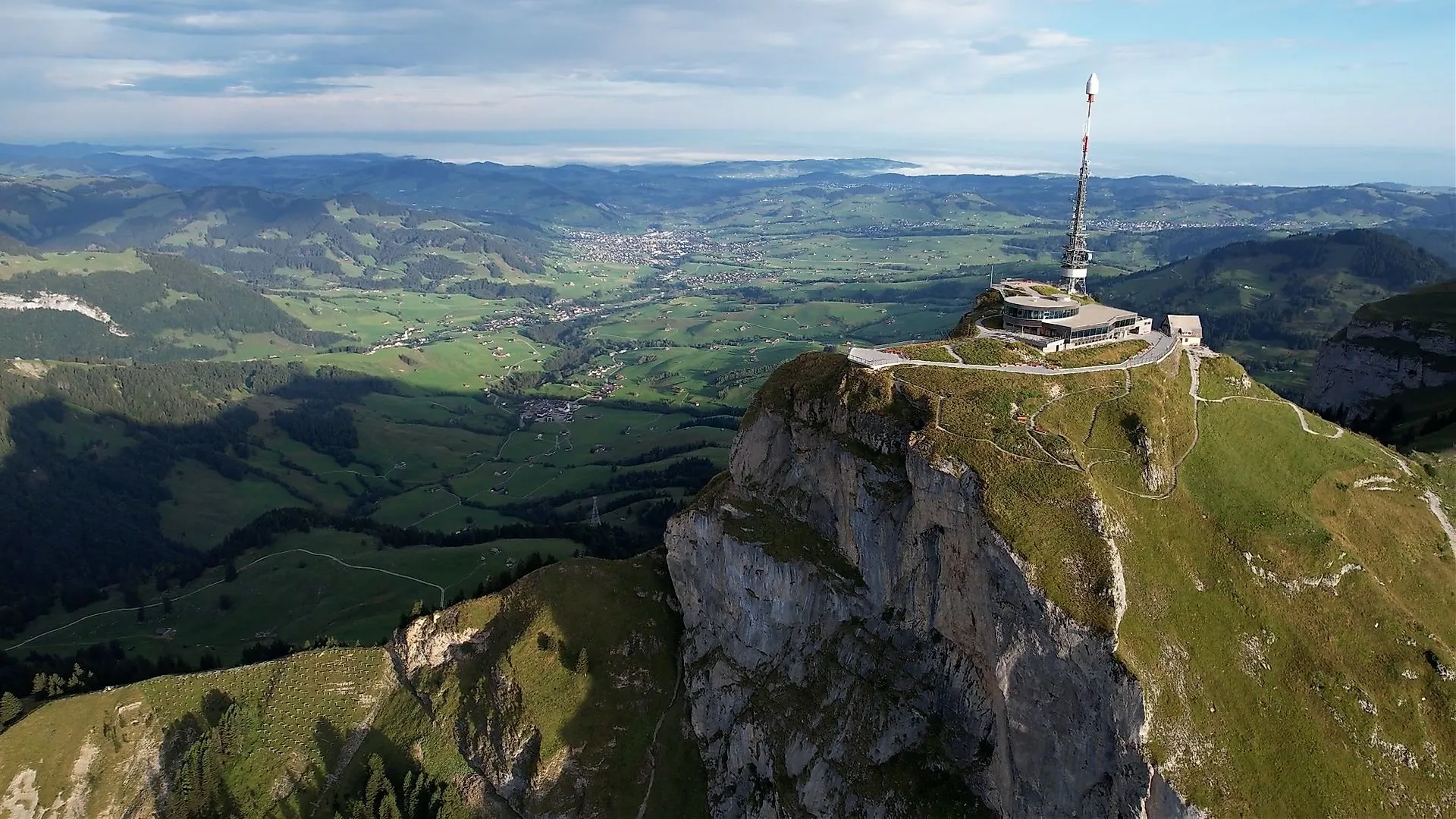 Hoher Kasten mit Sendeturm und Panoramarestaurant in der Schweiz aus der Vogelperspektive