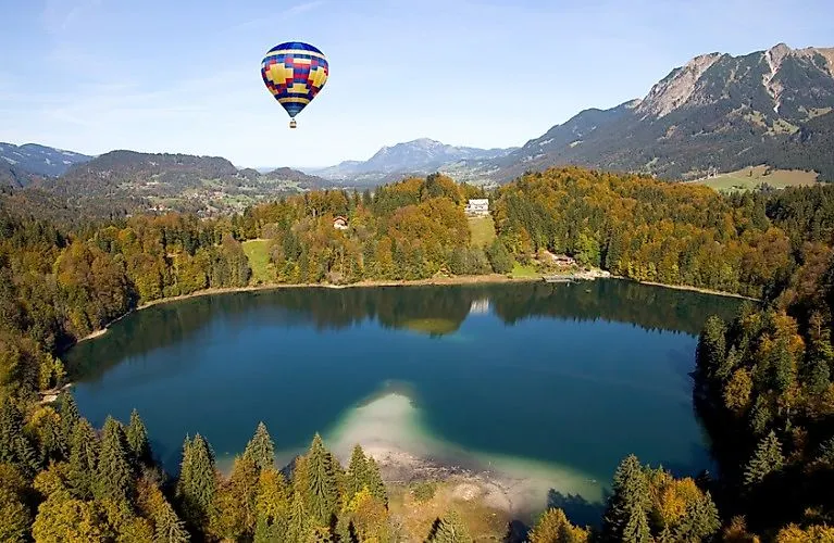 Mongolfiera sul lago Freibergsee vicino a Oberstdorf con vista panoramica sulle Alpi sullo sfondo
