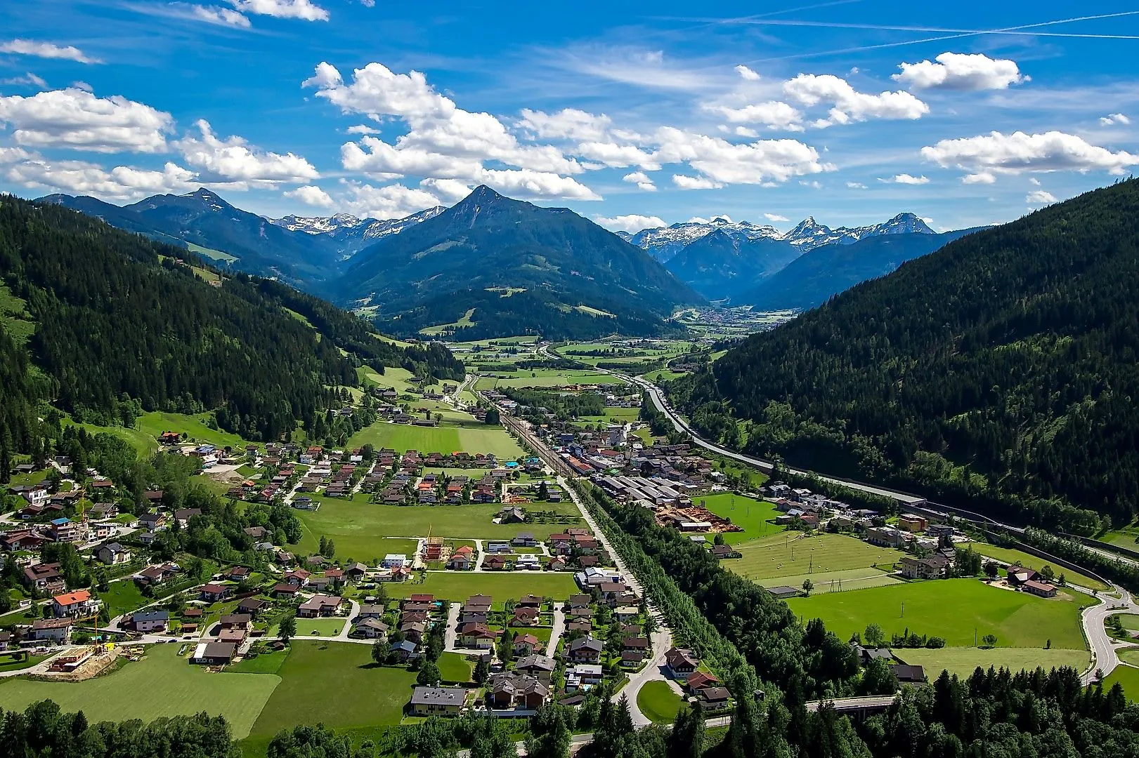 Eben im Pongau mit Blick ins Ennstal und die umliegenden Berge im Salzburger Land