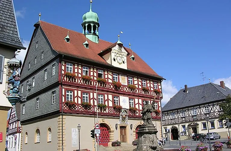 Historisches Rathaus mit Fachwerkfassade und barockem Erker in der Altstadt von Bad Staffelstein.