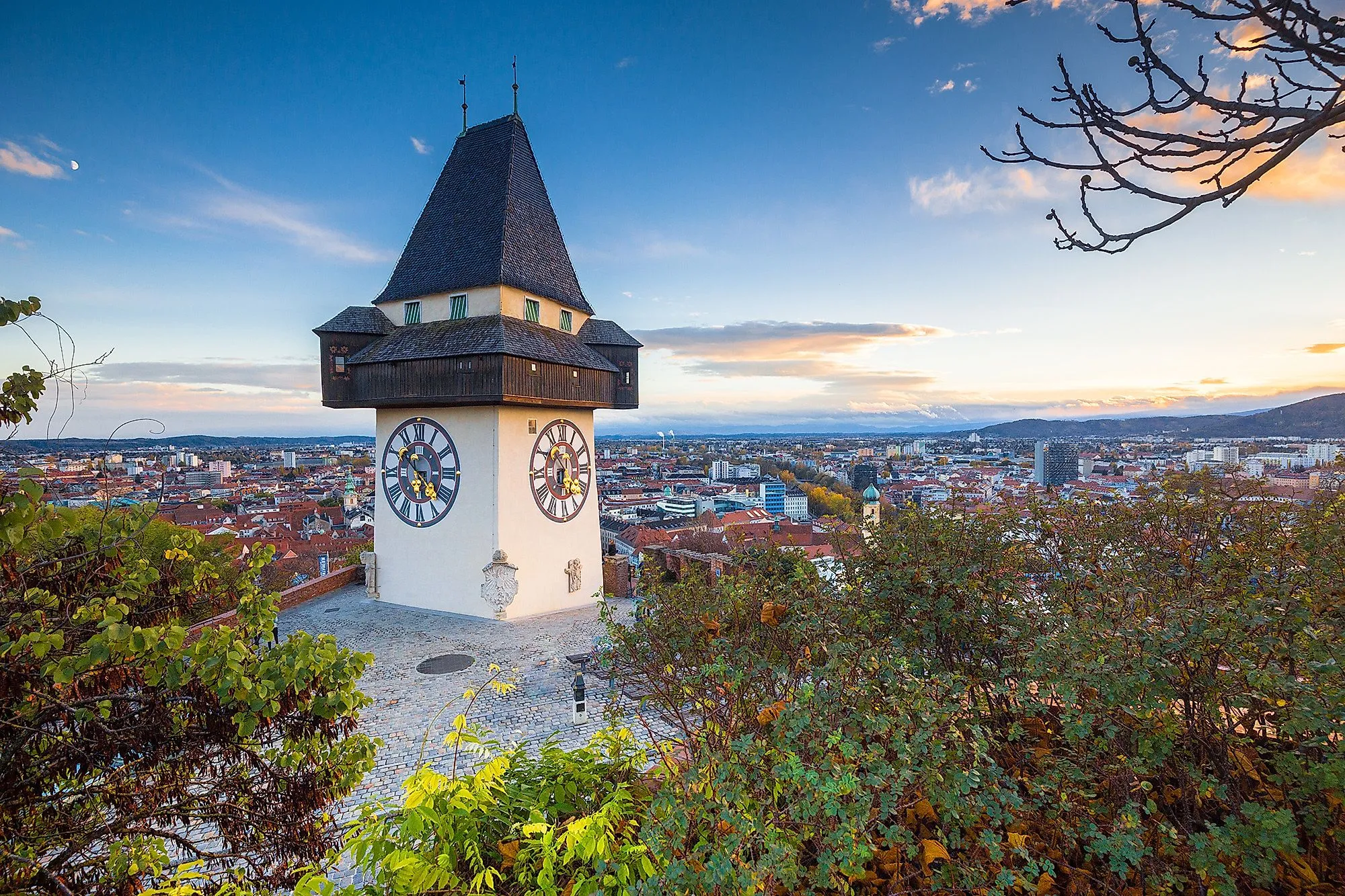 Panorama de Graz con la torre del reloj en el Schlossberg y vistas al centro histórico de la ciudad