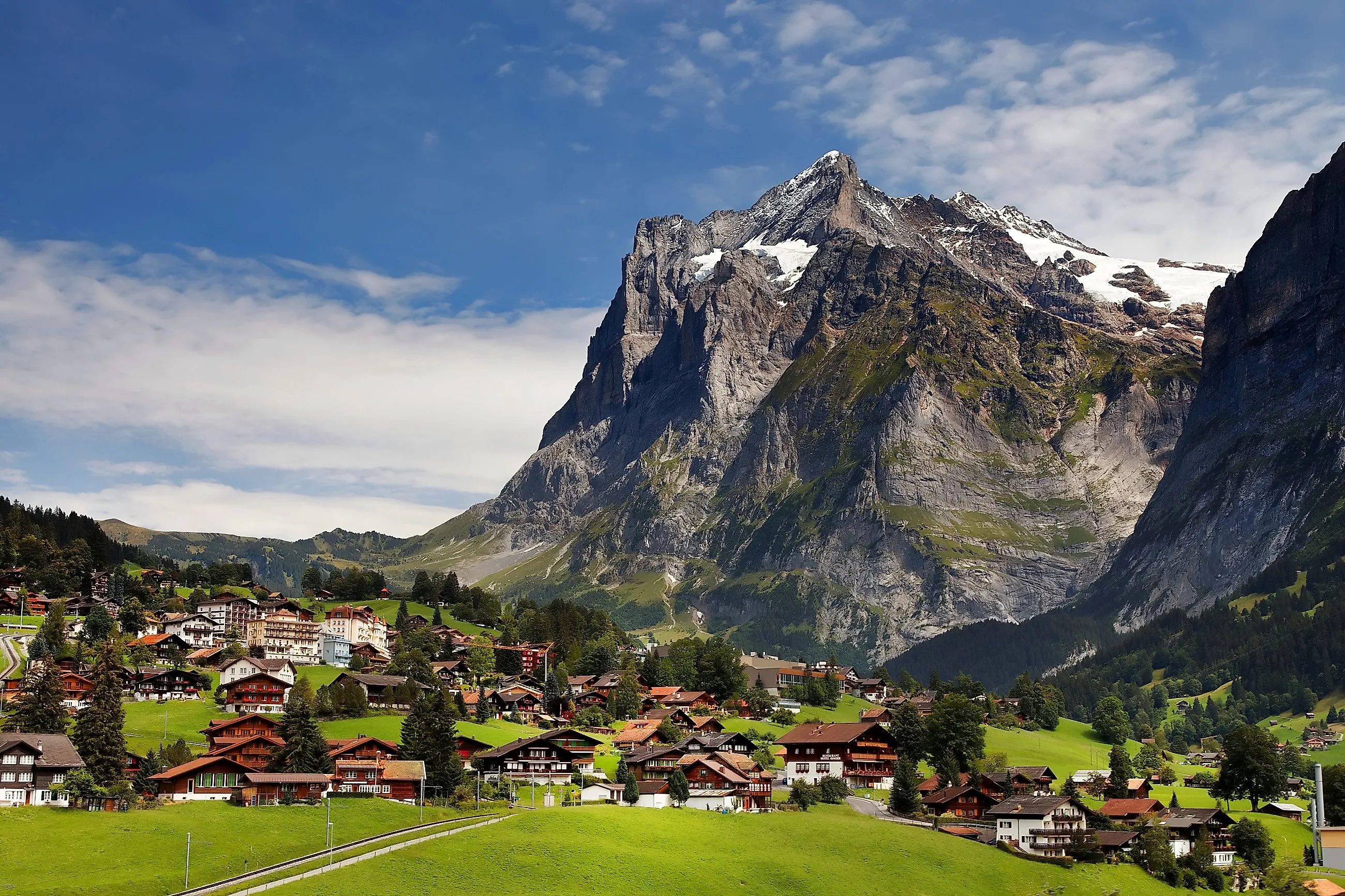 Grindelwald im Berner Oberland mit traditionellen Chalets vor dem imposanten Eiger-Massiv in sommerlicher Berglandschaft
