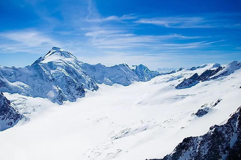 Atemberaubender Blick auf die schneebedeckten Gipfel und Gletscher der Schweizer Alpen rund um Grindelwald im Winter.