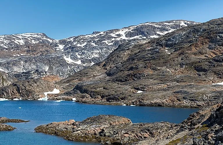 Sommerlandschaft mit Bergen und See in Grönland