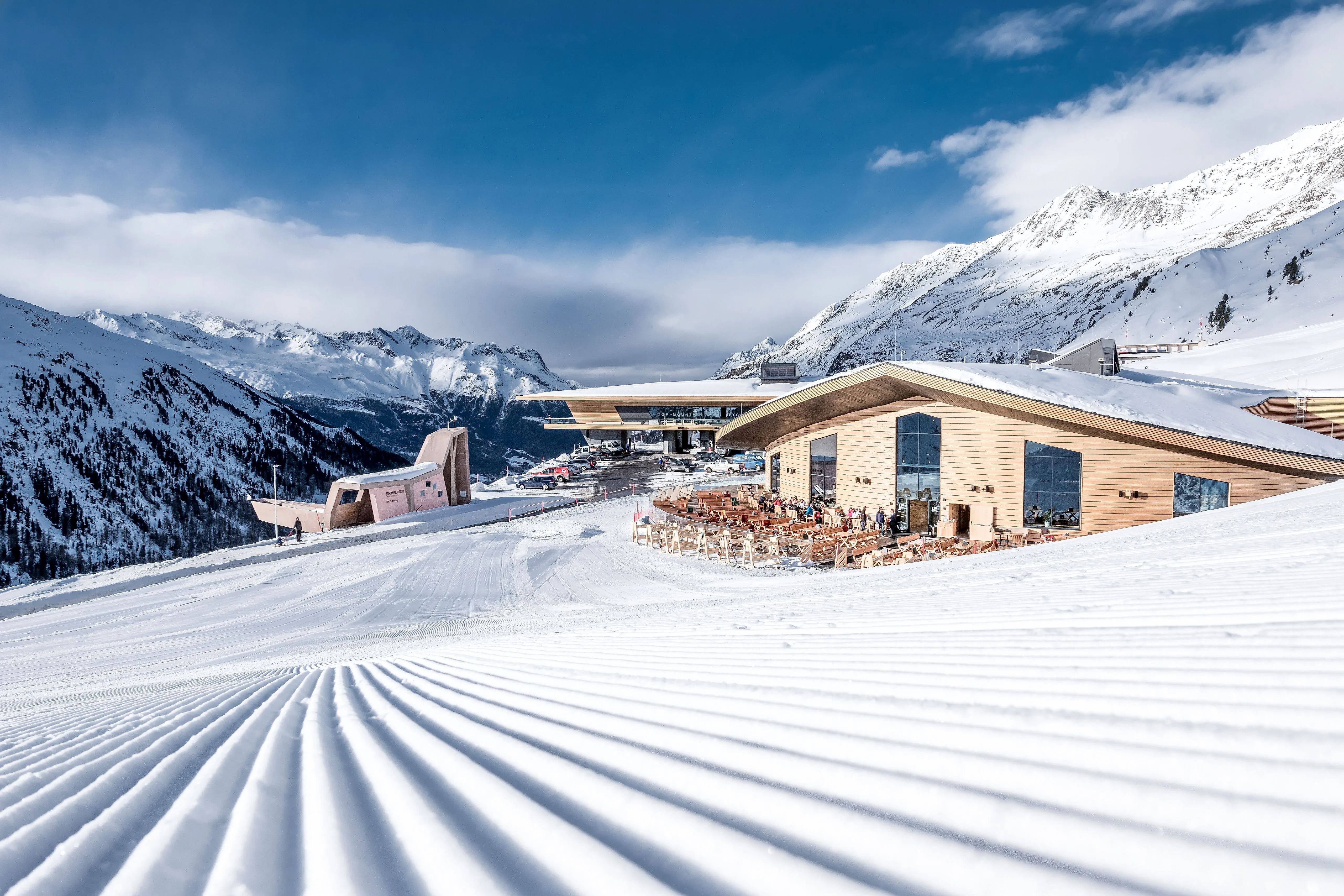 Moderne Architektur trifft Winterzauber am Top Mountain Crosspoint in Hochgurgl mit Sonnenterrasse und Panoramablick.