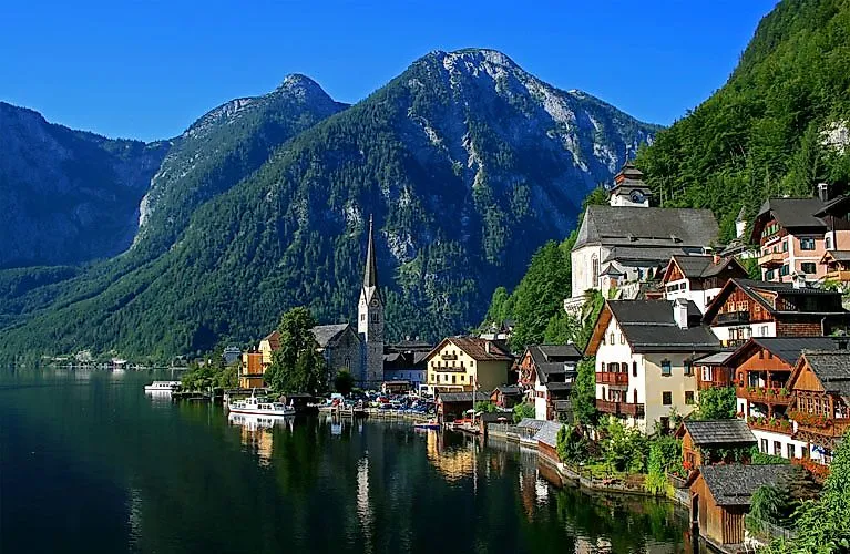 Malerischer Blick auf Hallstatt mit See und Bergen im Salzkammergut, Oberösterreich