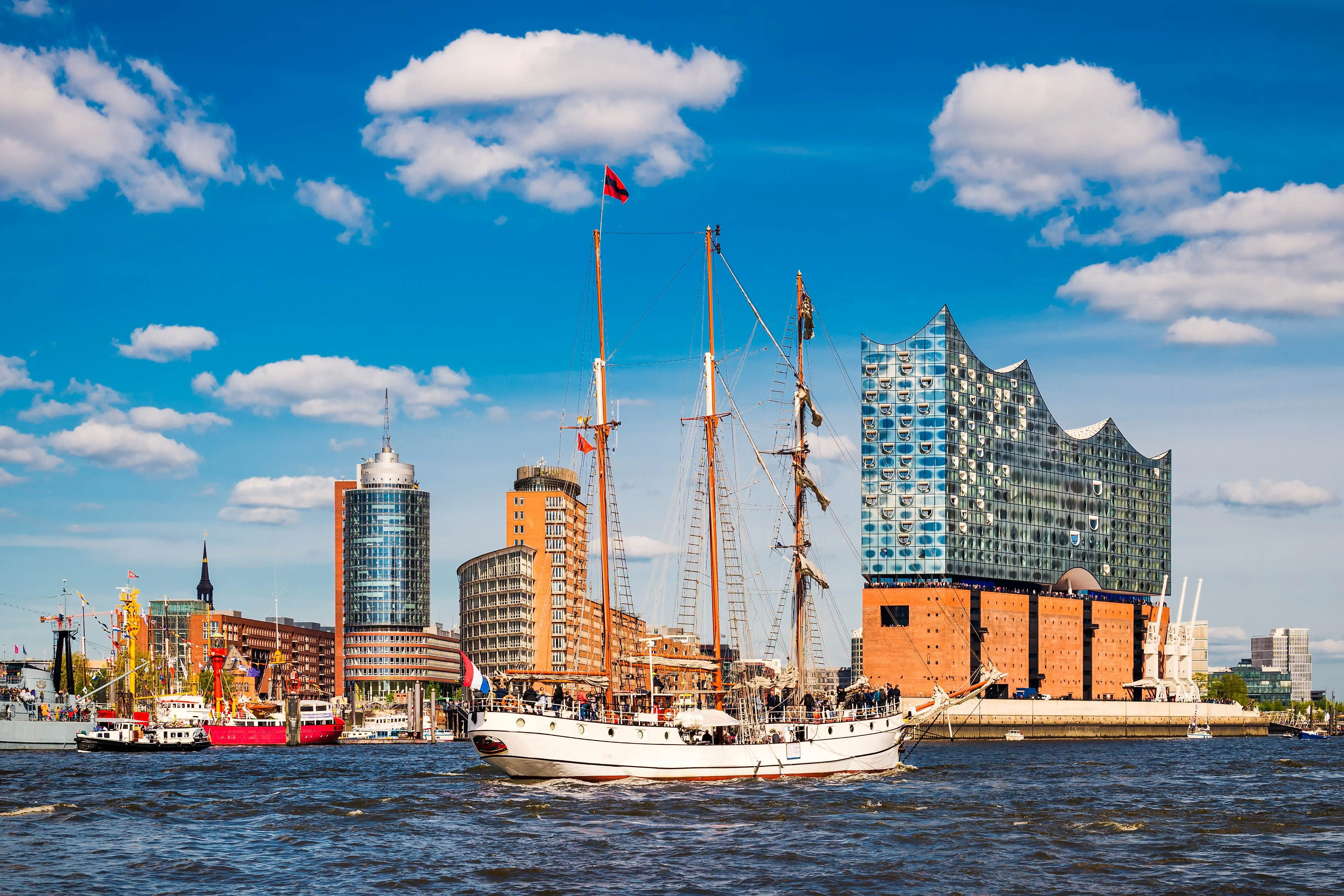 Segelschiff auf der Elbe vor der Elbphilharmonie und Skyline von Hamburg