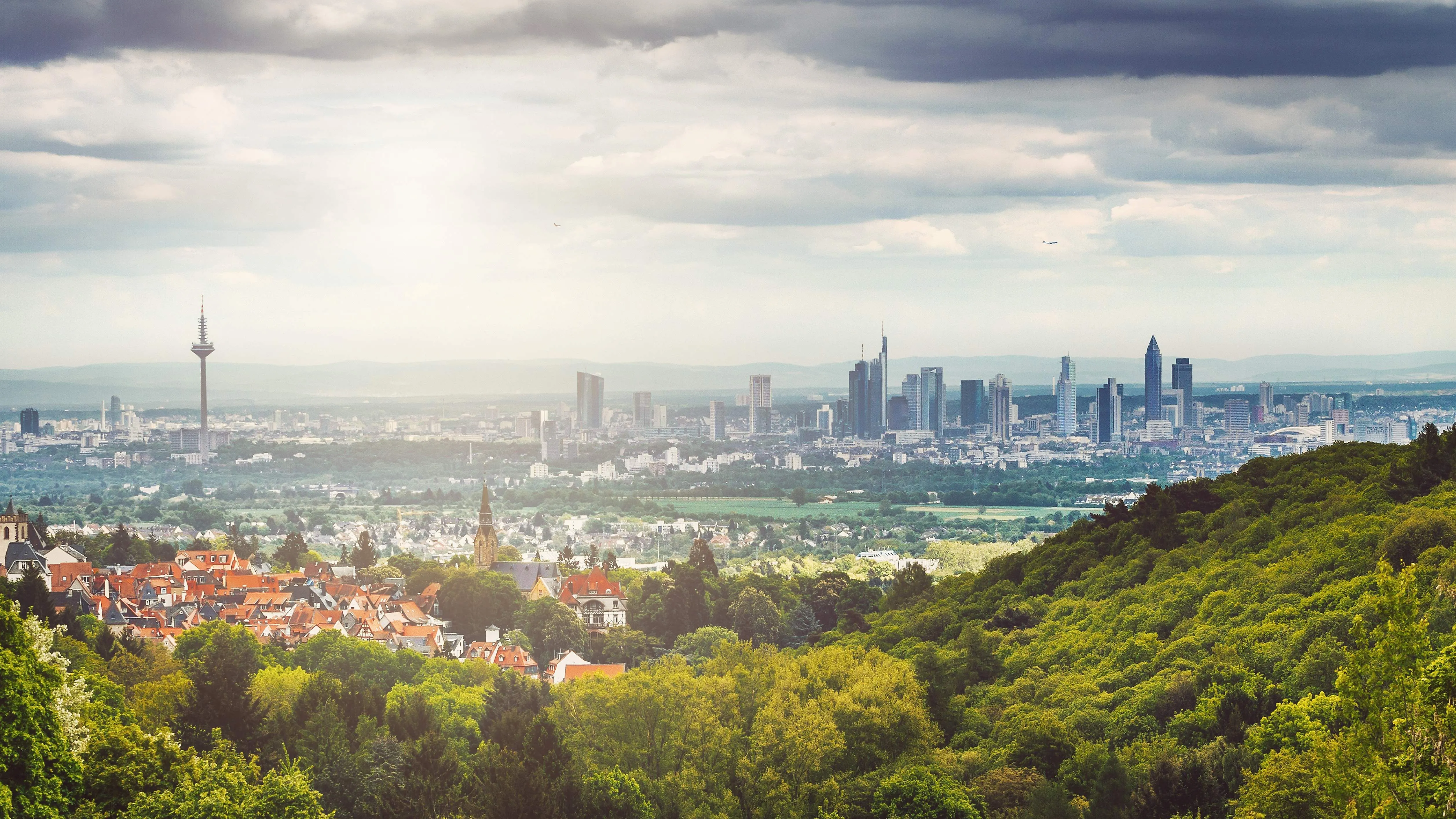 Skyline von Frankfurt am Main mit Hochhäusern und Taunus im Hintergrund