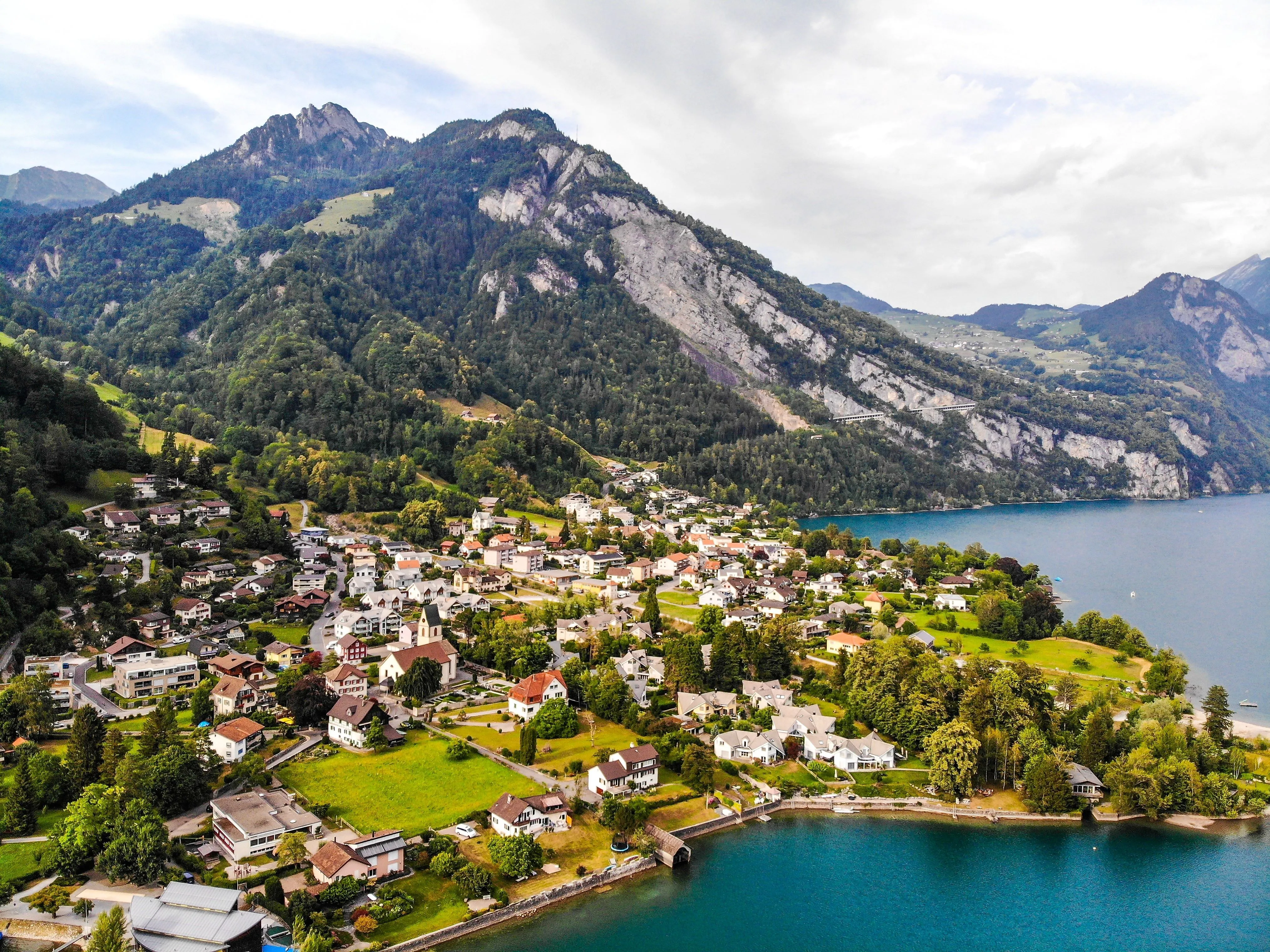 Weesen am Walensee im Kanton Glarus mit Blick auf die steilen Bergflanken und das türkisfarbene Wasser.