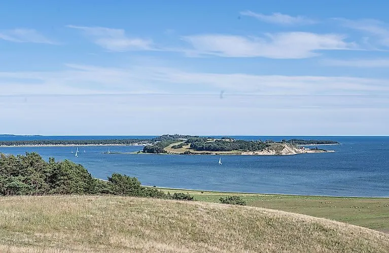 Panoramablick von den Zickerschen Bergen auf die Halbinsel Klein Zicker und das Ostseebad Thiessow.