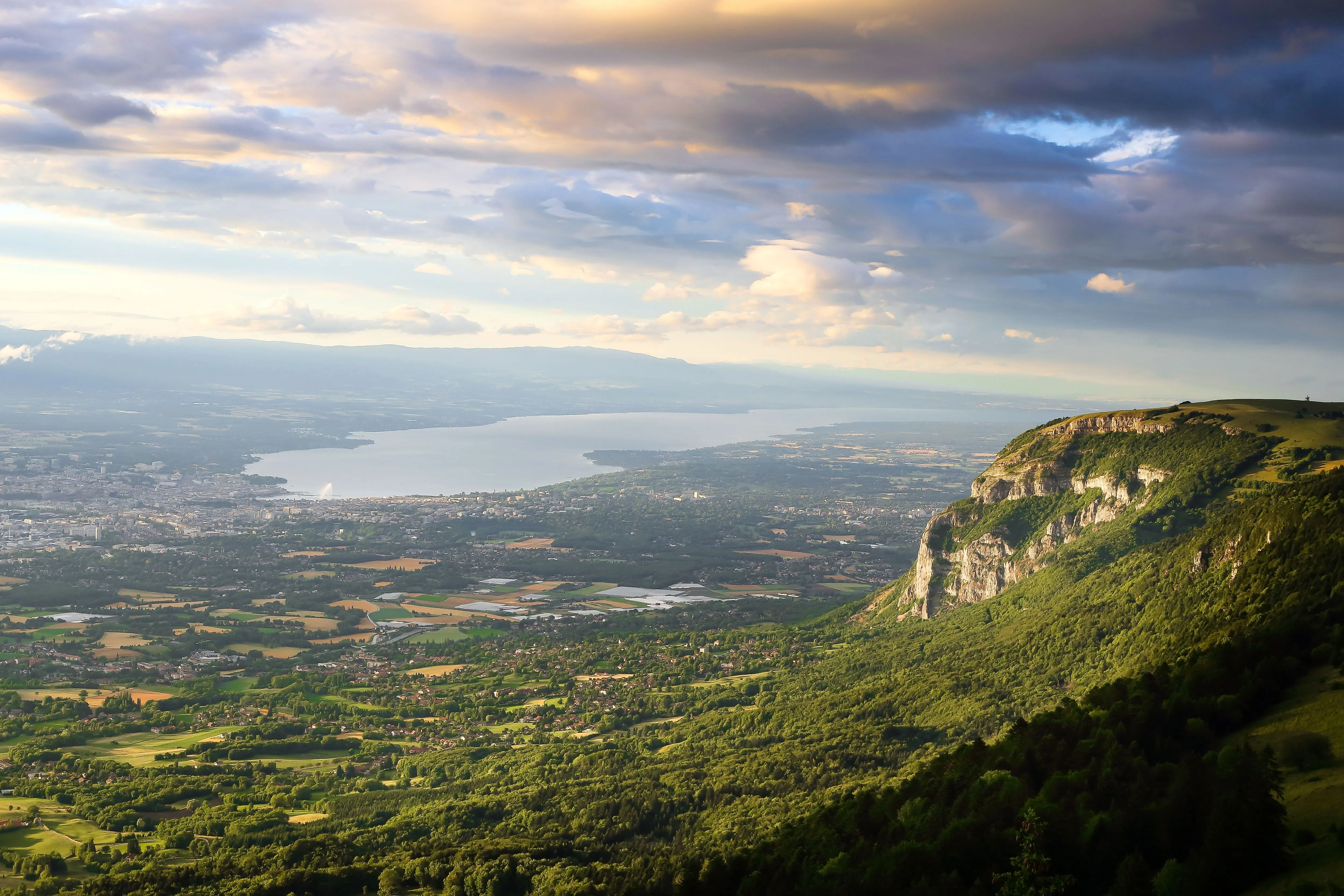 Panorama über den Berg Salève im Kanton Genf, im Hintergrund Genfersee und grüne Landschaft