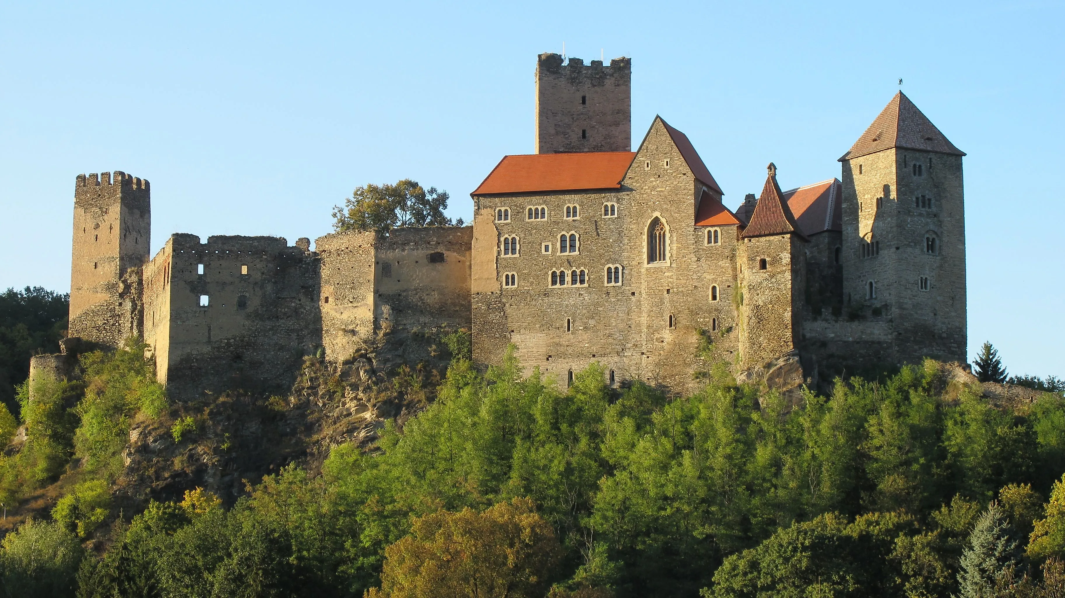 Burg Hardegg auf Felsen im Nationalpark Thayatal bei spätsommerlichem Licht