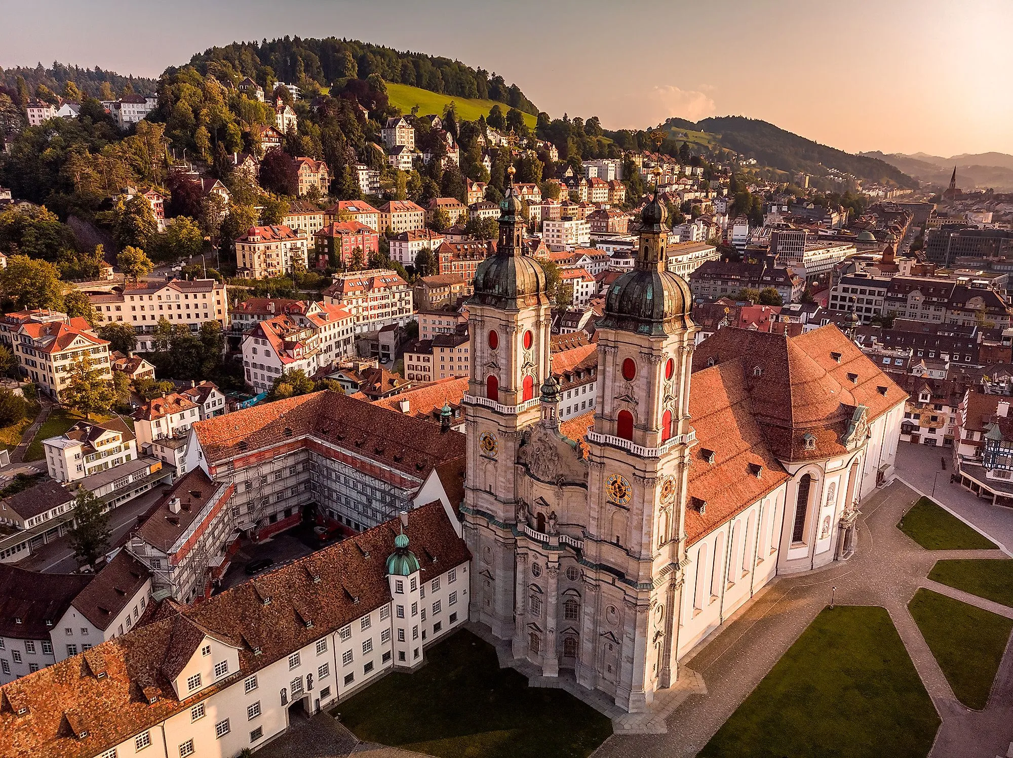 Barocke Stiftskathedrale von St. Gallen mit Altstadt und Hügeln im Hintergrund