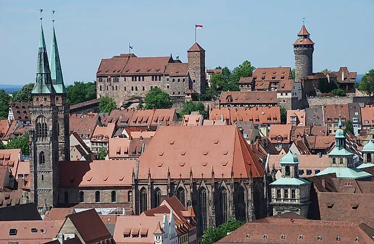 Panoramablick auf die Nürnberger Kaiserburg und Altstadt mit Kirchen und Türmen.